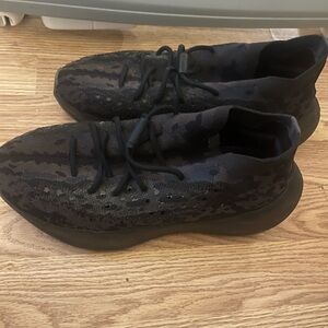 Yeezy 380 onyx good condition size 9.5